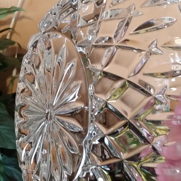 Vintage clear glass basket with lucite handle - Picture 6 of 7